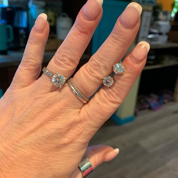 Gorgeous 3 cttw Moissanite luxury statement stud silver earrings - Picture 5 of 9